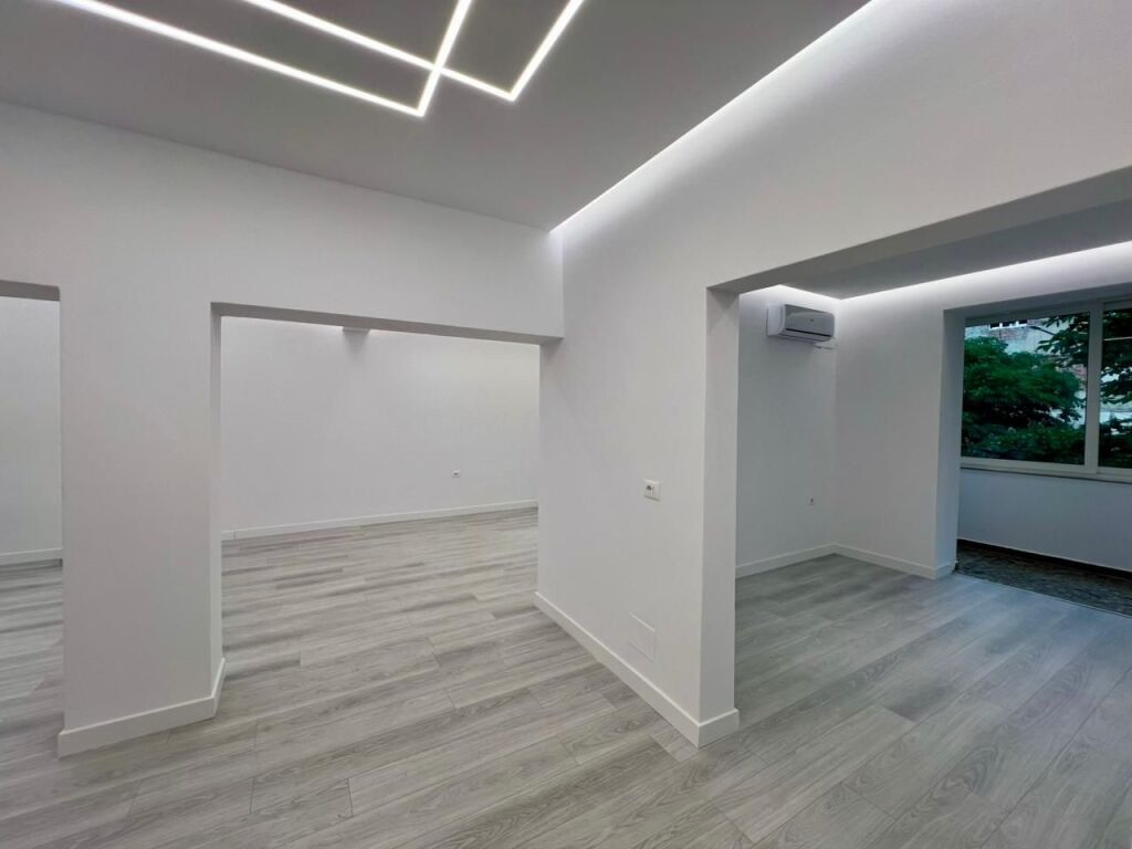 🏘️ In Affitto: Ufficio di Lusso. 80m² - 2° Piano (Centro - Via Barrikadave)🔥Ideale per la tua attività | Grande opportunità✨️ 80.000 Leke/Mese 💶💶