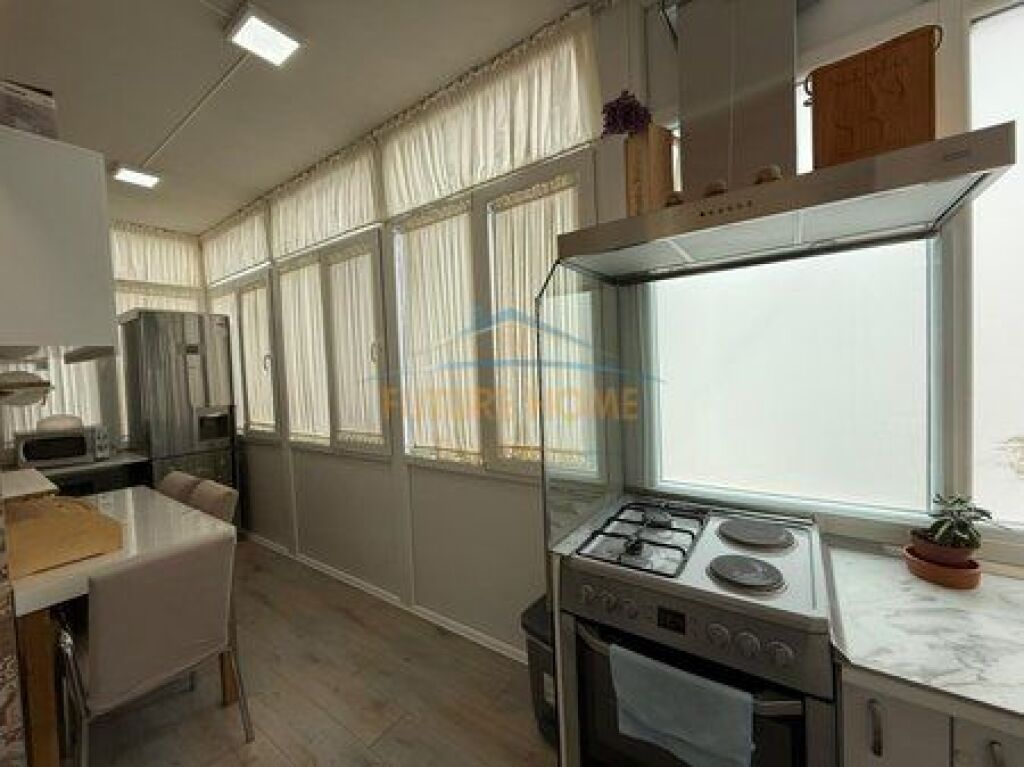 Shitet, Apartament 3+1+2+ Post Parkimi, Liqeni i Thatë, Tiranë.
