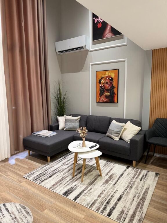 🏡 Jepet me qira dubleks modern 📍 Rruga e Kavajës, përballë American 3 🏢 Kompleksi Golden Park 3, kati 1 🚗 Me vend parkimi të përfshirë  ✨ Mobilim modern dhe punime cilësore 💶 60,000 Lekë / muaj
