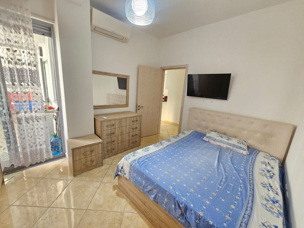 JEPET ME QERA APARTAMENT 2+1 PRANE SHKËMBIT I KAVAJËS