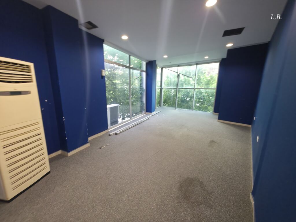 Locale Commerciale in Affitto per Clinica / Ufficio / Call Center | 1° Piano con Facciata