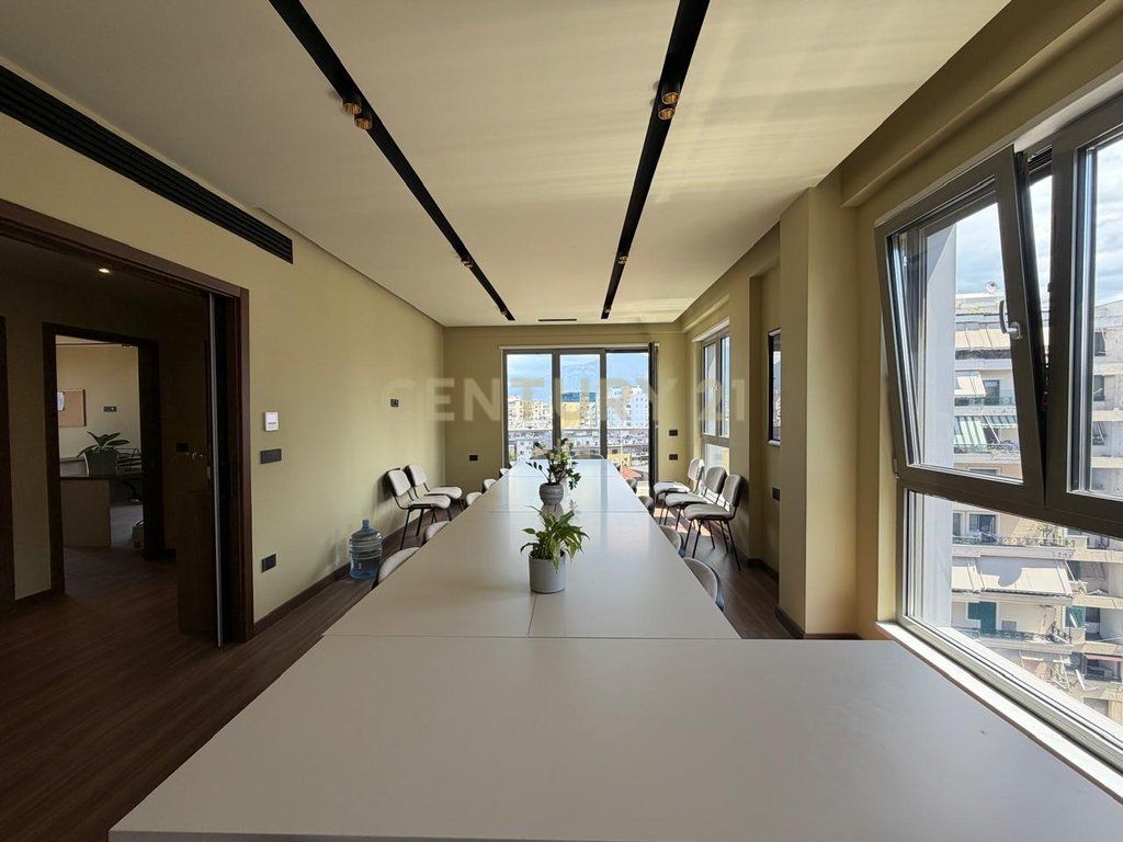 Jepet me qira ambient modern per zyra prane Qendres, ne Rrugen Kont Urani