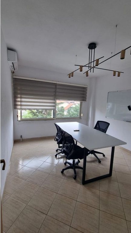 Qera, Ambient per zyra, Komuna e Parisit, Tirane