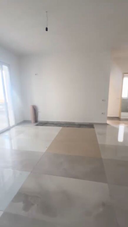 Shitet apartament 2+1+2