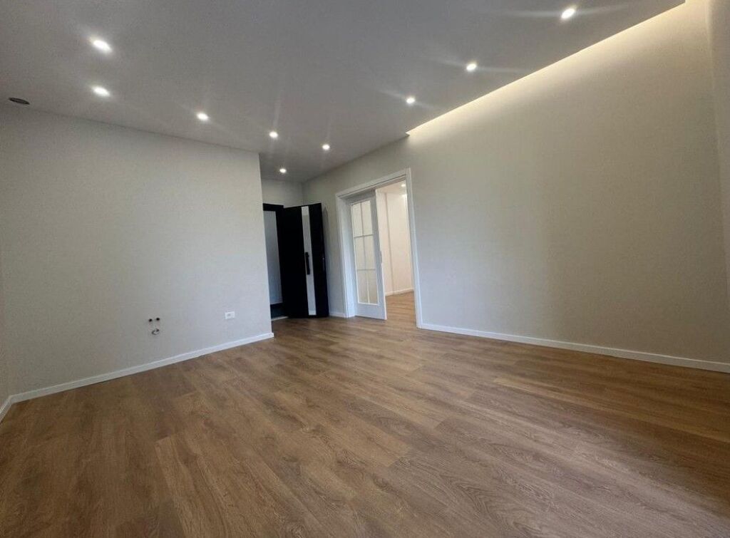 Shitet ,Apartament 1+1, Komuna e Parisit, Tirane