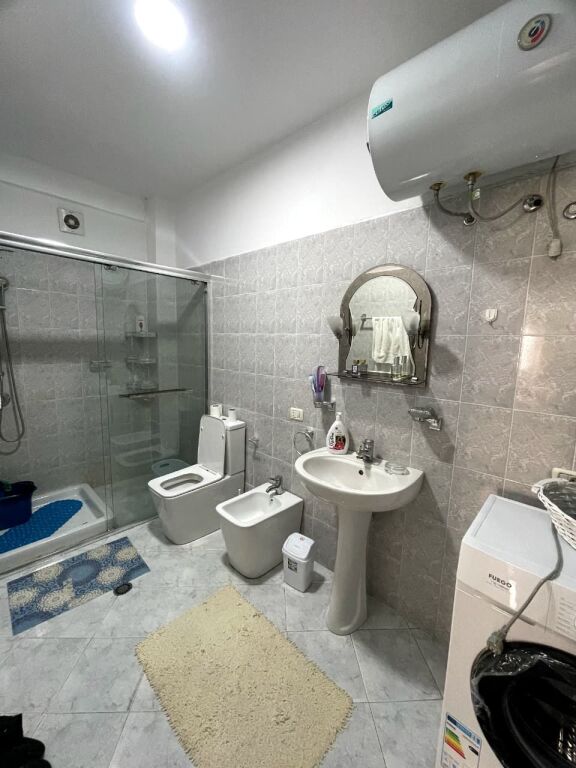 Shitet apartament 1+1