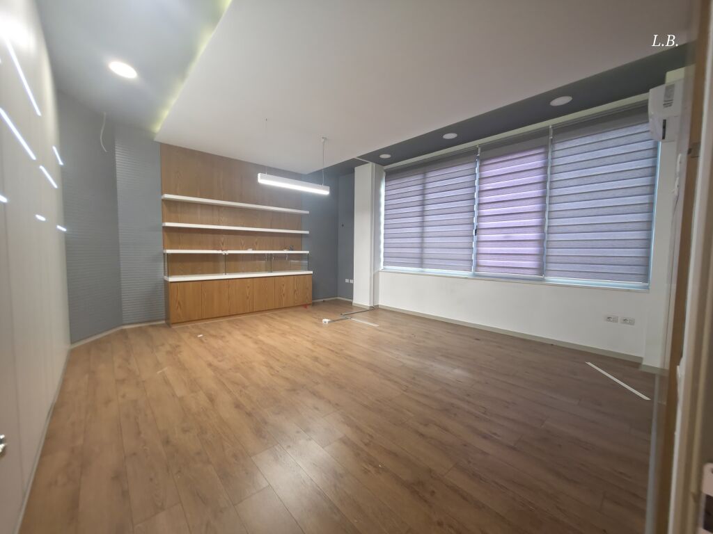 Locale Commerciale in Affitto per Clinica / Ufficio / Call Center | 1° Piano con Facciata