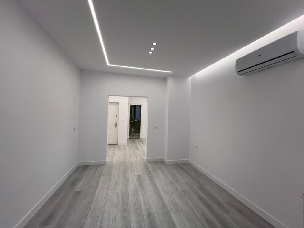 🏘️ In Affitto: Ufficio di Lusso. 80m² - 2° Piano (Centro - Via Barrikadave)🔥Ideale per la tua attività | Grande opportunità✨️ 80.000 Leke/Mese 💶💶