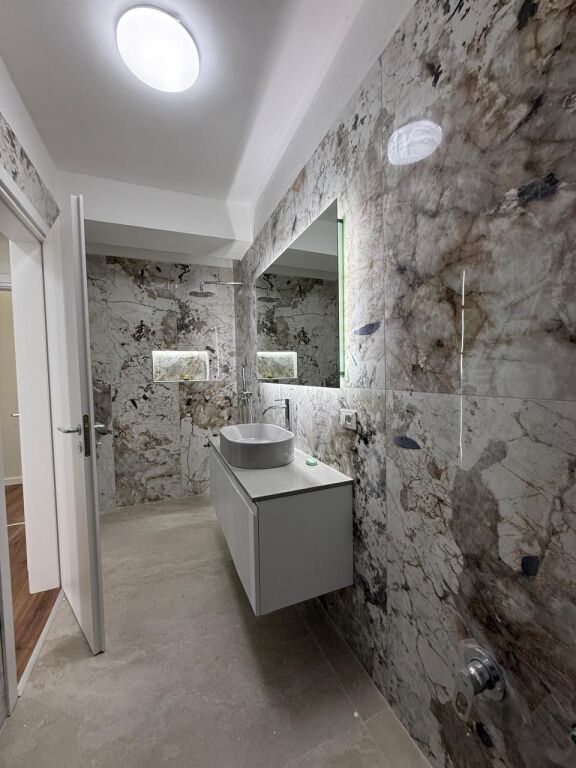 Shitet Apartament 3+1+2+Verande
