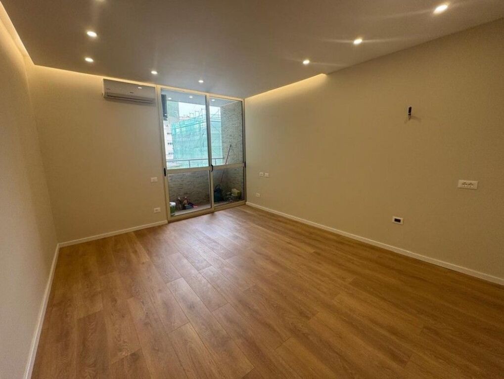 Shitet ,Apartament 1+1, Komuna e Parisit, Tirane