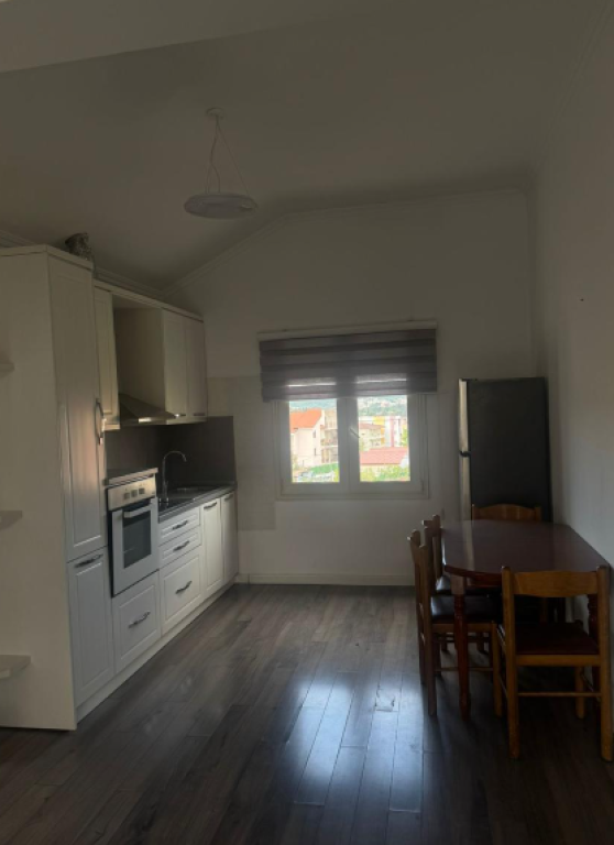✅ Appartamento 2+1 in affitto in Via Pjetër Budi – Parcheggio &amp; Cortile Privato