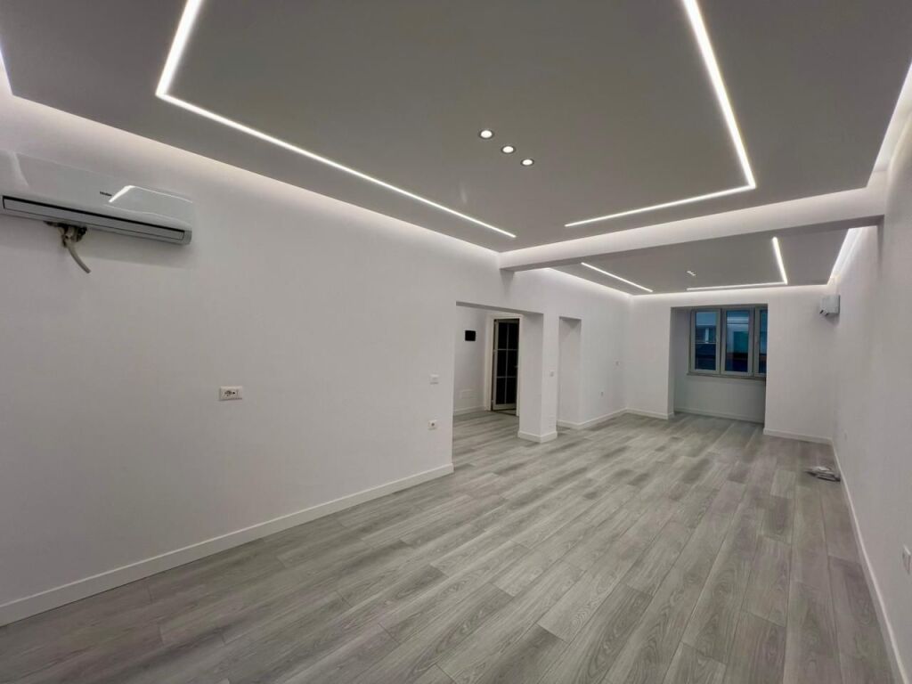 🏘️ In Affitto: Ufficio di Lusso. 80m² - 2° Piano (Centro - Via Barrikadave)🔥Ideale per la tua attività | Grande opportunità✨️ 80.000 Leke/Mese 💶💶