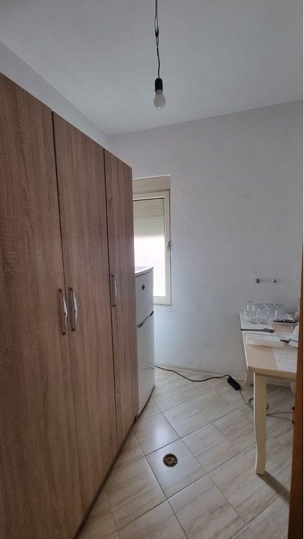 Qera, Ambient per zyra, Komuna e Parisit, Tirane