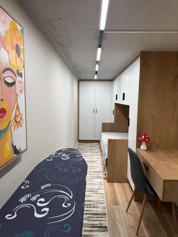 🏡 Jepet me qira dubleks modern 📍 Rruga e Kavajës, përballë American 3 🏢 Kompleksi Golden Park 3, kati 1 🚗 Me vend parkimi të përfshirë  ✨ Mobilim modern dhe punime cilësore 💶 60,000 Lekë / muaj