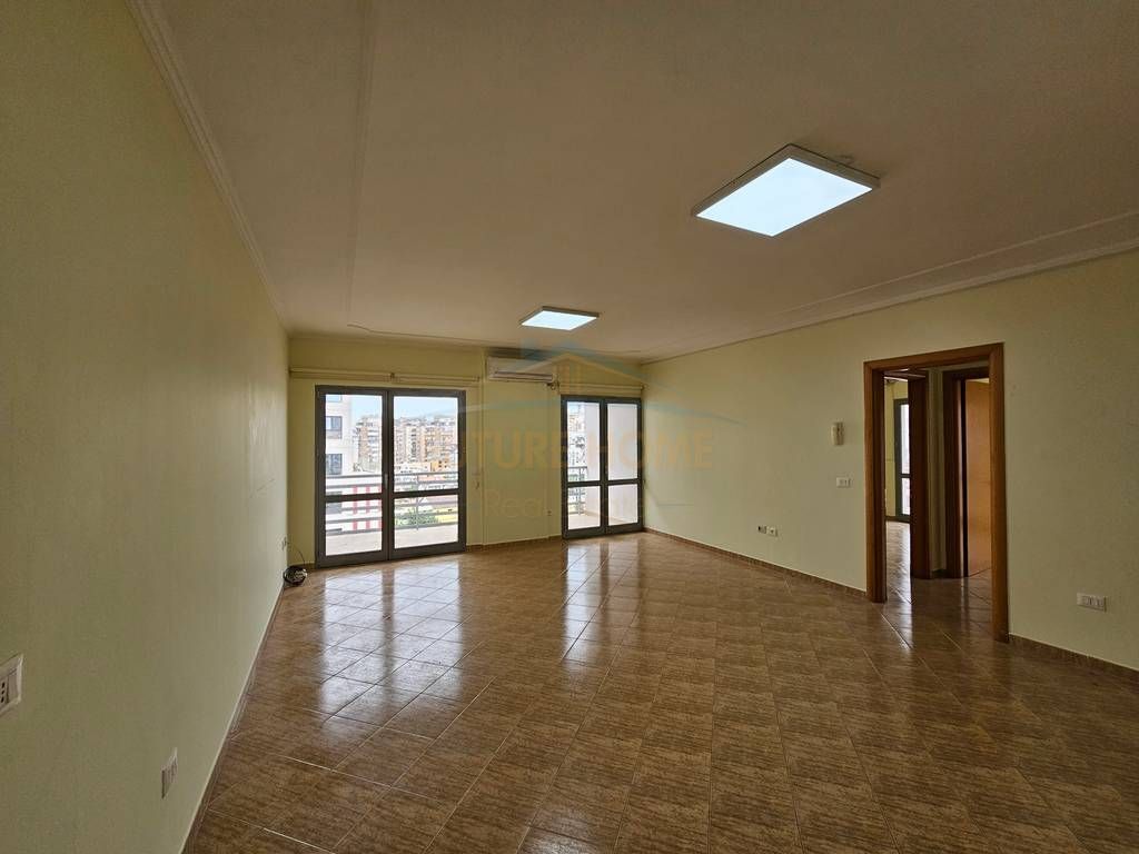 Qera, Ambient Biznesi, Zogu i Zi, Tirane.