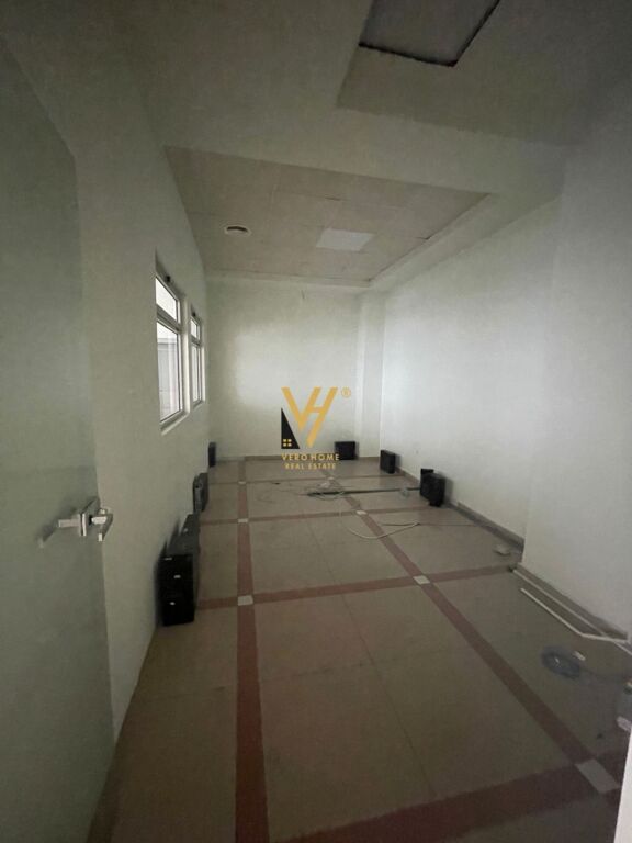 BUSINESS PREMISES 400 M2 FOR RENT IN SELITE 300,000 LEKE