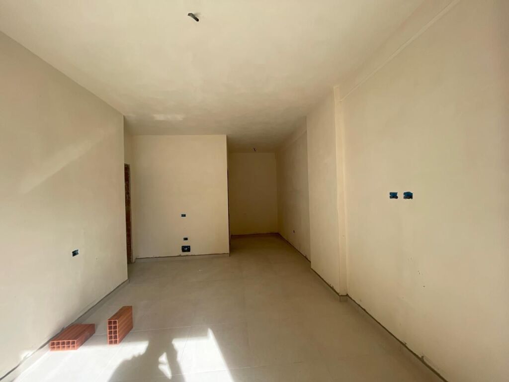Shitet Apartament 2+1+2 RRUGA ELBASANIT, PALLATI I BRIGADAVE 175.000