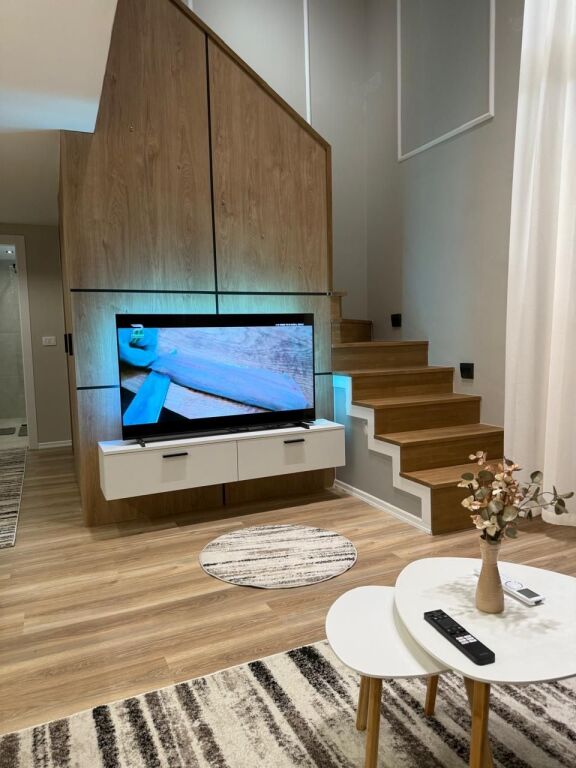 🏡 Jepet me qira dubleks modern 📍 Rruga e Kavajës, përballë American 3 🏢 Kompleksi Golden Park 3, kati 1 🚗 Me vend parkimi të përfshirë  ✨ Mobilim modern dhe punime cilësore 💶 60,000 Lekë / muaj