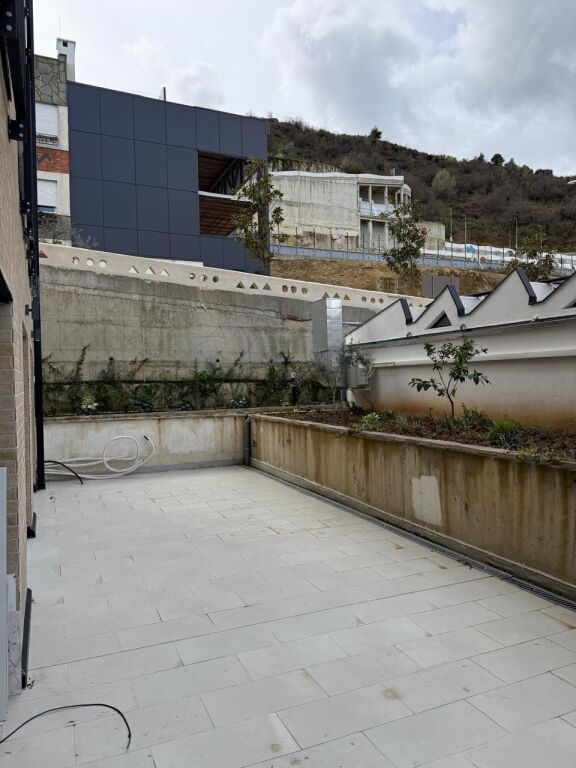 Shitet Apartament 3+1+2+Verande