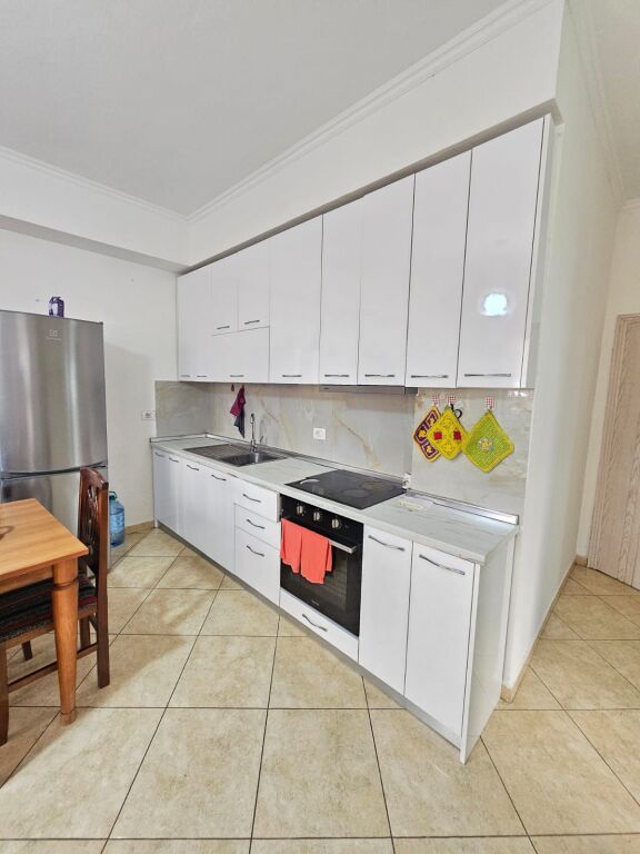 JEPET ME QERA APARTAMENT 2+1 PRANE SHKËMBIT I KAVAJËS