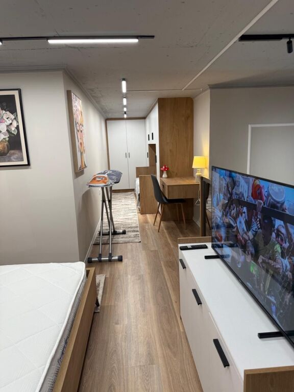 🏡 Jepet me qira dubleks modern 📍 Rruga e Kavajës, përballë American 3 🏢 Kompleksi Golden Park 3, kati 1 🚗 Me vend parkimi të përfshirë  ✨ Mobilim modern dhe punime cilësore 💶 60,000 Lekë / muaj