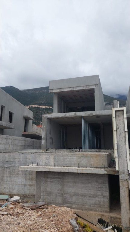 Vilë 3 kateshe me pishine në shitje në Green Coast 