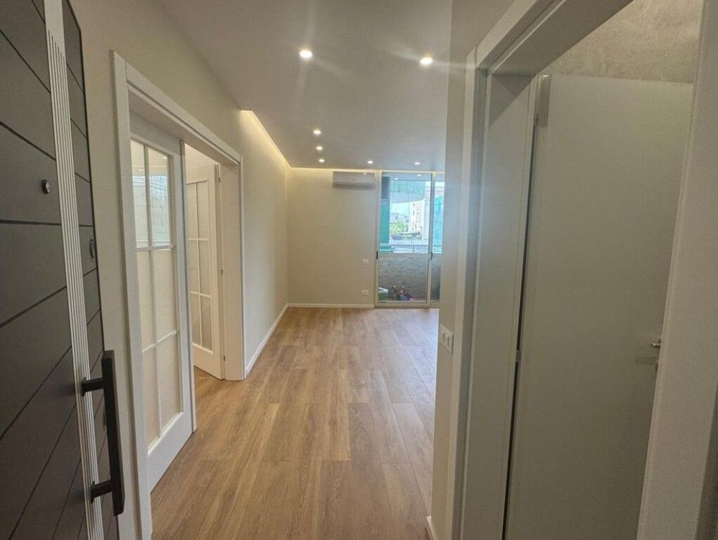 Shitet ,Apartament 1+1, Komuna e Parisit, Tirane
