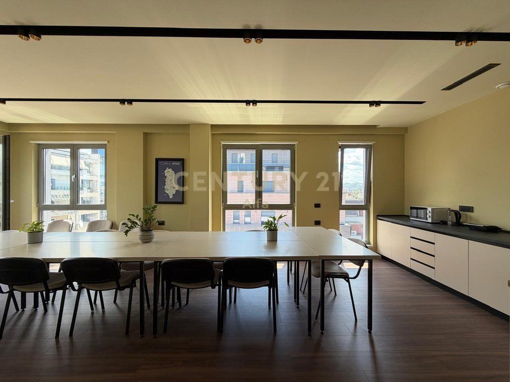 Jepet me qira ambient modern per zyra prane Qendres, ne Rrugen Kont Urani