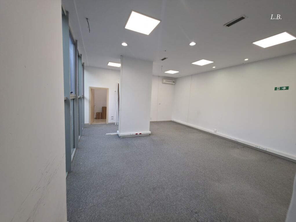 Locale Commerciale in Affitto per Clinica / Ufficio / Call Center | 1° Piano con Facciata