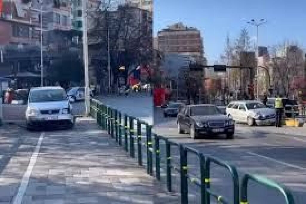 BIZNES BAR - LOUNGE BUZE RRUGES KRYESORE NE SHITJE, RRUGA E ELBASANIT, TIRANE!