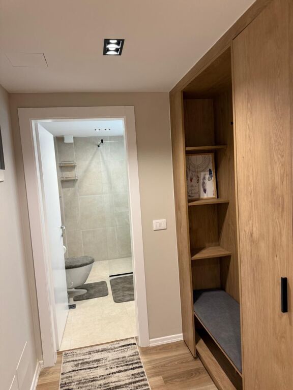 🏡 Jepet me qira dubleks modern 📍 Rruga e Kavajës, përballë American 3 🏢 Kompleksi Golden Park 3, kati 1 🚗 Me vend parkimi të përfshirë  ✨ Mobilim modern dhe punime cilësore 💶 60,000 Lekë / muaj