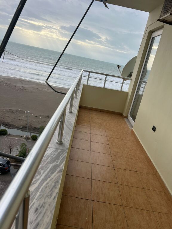 Shitet  apartament  1+1  në Shëngjin Brezi parë buzë detit  