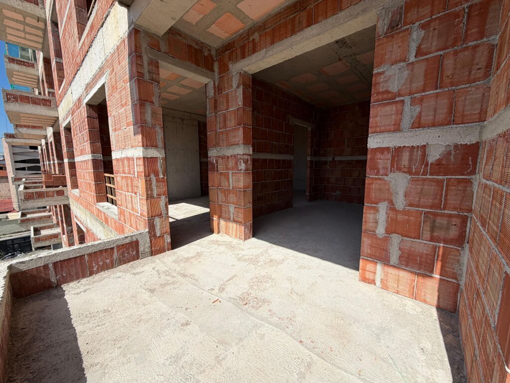 🏡 Shitet Apartament 1+1 📍 Rruga “5 Maji” 🏢 Kati 2 • Me ashensor 🌅 Orientim Perëndim 📐 Sipërfaqe 70 m² 🏗️ Në ndërtim, faz tulle  💶 Çmimi: 112,000 € 📞
