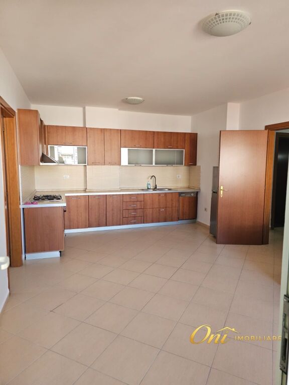UFFICIO IN AFFITTO 120M2 VIA ELBASAN