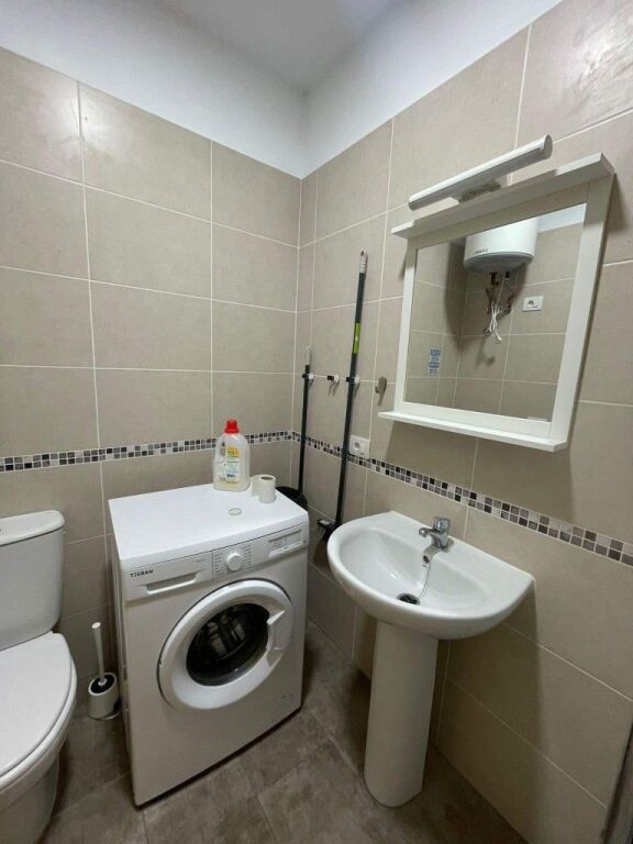 Prane sheshit willson, jepet me qera apartament 1+1.
