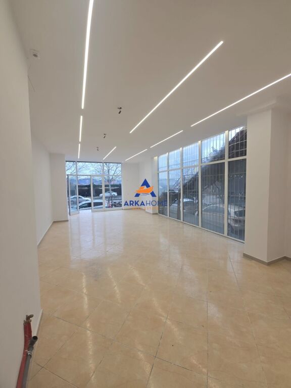 BUSINESS UNIT FOR RENT 70.15M2 "YELLOW PALACES" 650 EURO