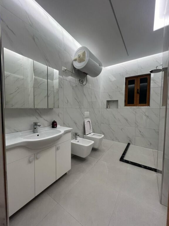 🏡 Jepet me Qira Apartament 3+1 te Fiore Di Bosko