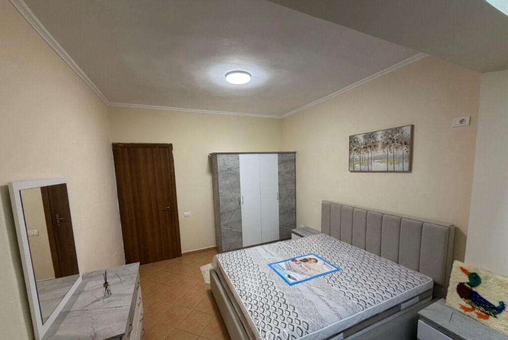 Jepet me qera Apartamenti 1+1 , rruga Ferit Xhajko prane Karburant Kastrati dhe prane Medrese 470 mije leke
