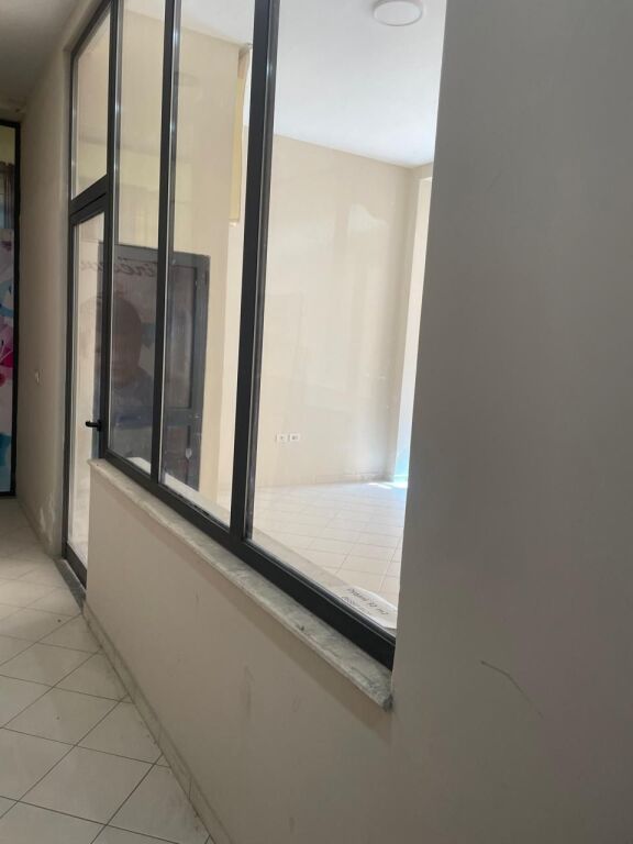 Business premises for rent 300euro,32m², 2nd floor, astir