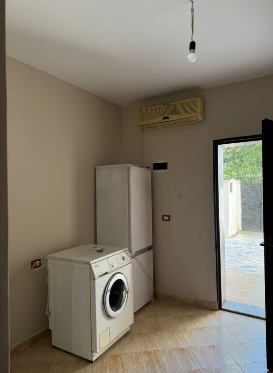 Bllok, jepet me qera apartament 1+1.