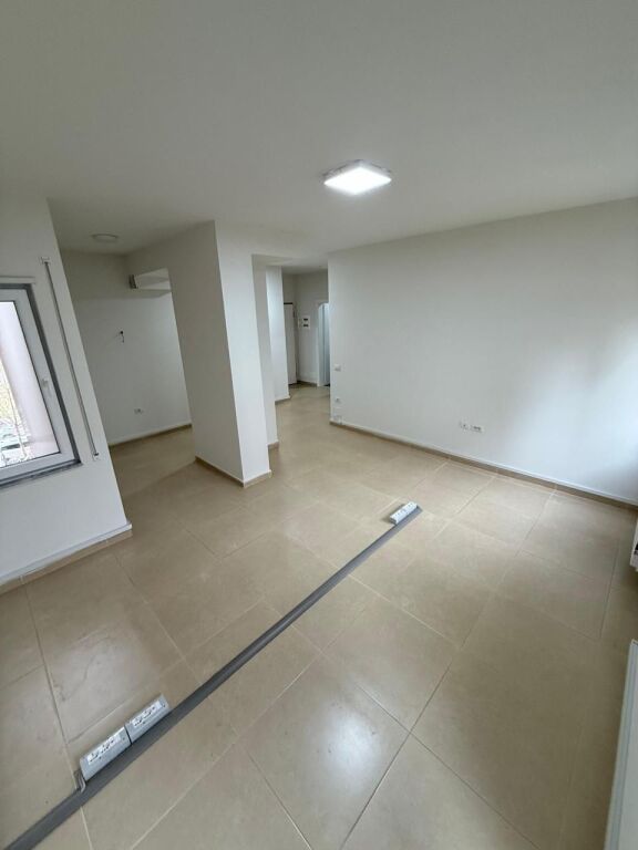 AMBIENT ZYRE PER QERA TEK RRUGA E KOSOVAREVE