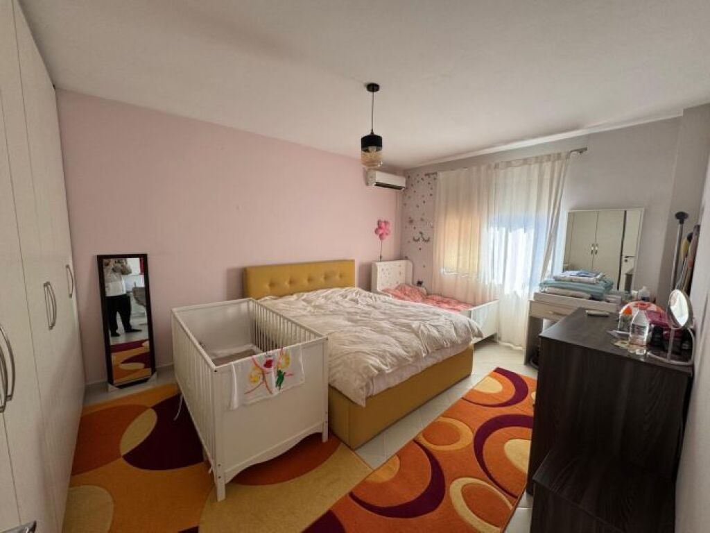 Shitet Apartament 1+1 tek Fresku , Prane Market Andi .  110.000 Euro.