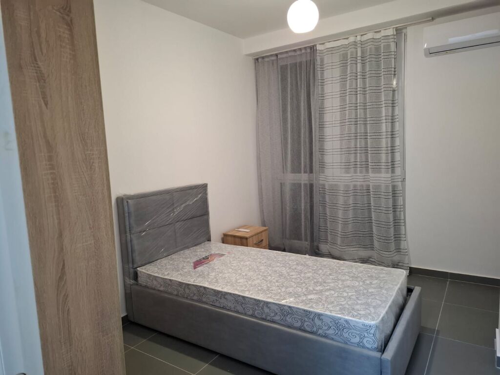 Jepet me qera Apartamenti 3+1 , ne fund te rruges 5 Maj tek ndertesat e reja 650 mije leke