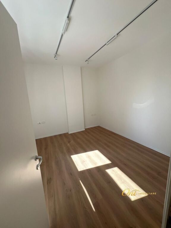 OFFICE FOR RENT 135M2 PAZARI I RI