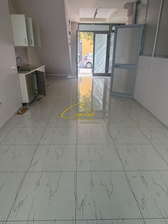 AMBIENT BIZNESI ME QIRA 80 M2 RRUGA E DIBRES 120.000 LEKE