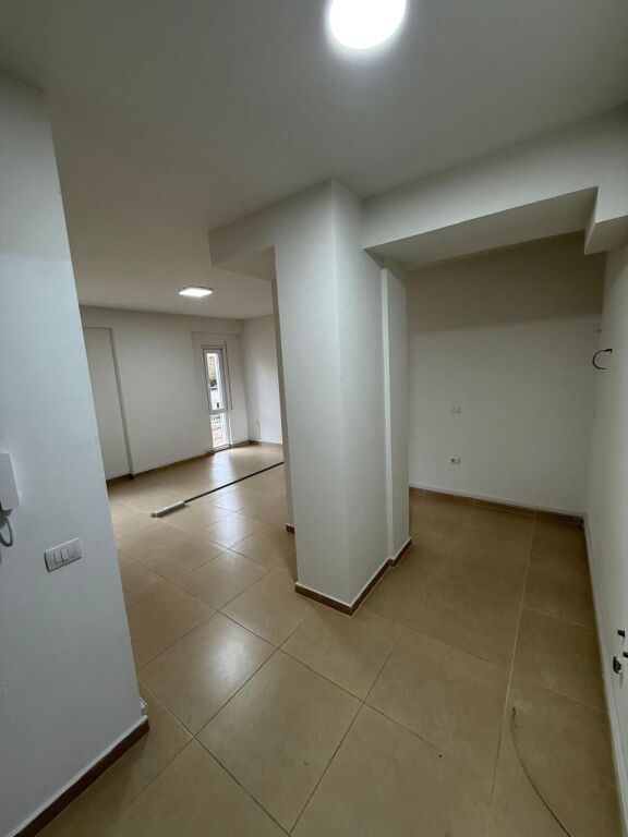 AMBIENT ZYRE PER QERA TEK RRUGA E KOSOVAREVE
