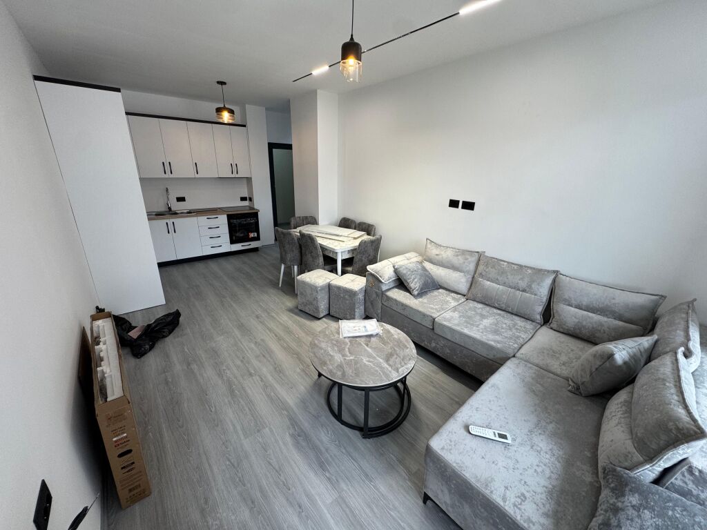Jepet me qera apartament 1+1 te zona e 5 Maji. Apartamenti ndodhet në katin e 2-të të një pallati të ri me ashensor. Është i sapoarreduar dhe ofron kushte moderne e komode për banim.  💶 Çmimi: 450€ / muaj.
