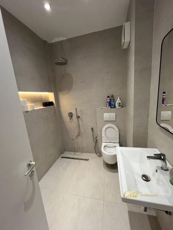 OFFICE FOR RENT 135M2 PAZARI I RI