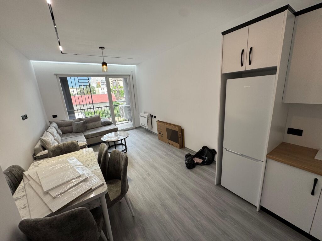 Jepet me qera apartament 1+1 te zona e 5 Maji. Apartamenti ndodhet në katin e 2-të të një pallati të ri me ashensor. Është i sapoarreduar dhe ofron kushte moderne e komode për banim.  💶 Çmimi: 450€ / muaj.