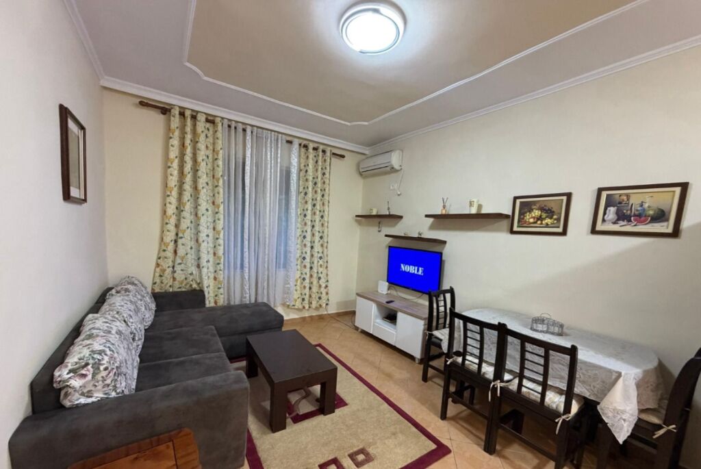 Jepet me qera Apartamenti 1+1 , rruga Ferit Xhajko prane Karburant Kastrati dhe prane Medrese 470 mije leke
